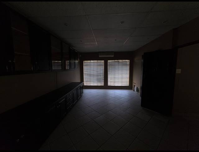 1,500M² OFFICE FOR SALE IN THREE RIVERS